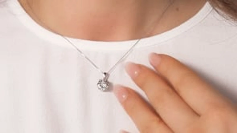 Diamond Cluster Necklace in 10K White Gold (0.25 ct tw)
