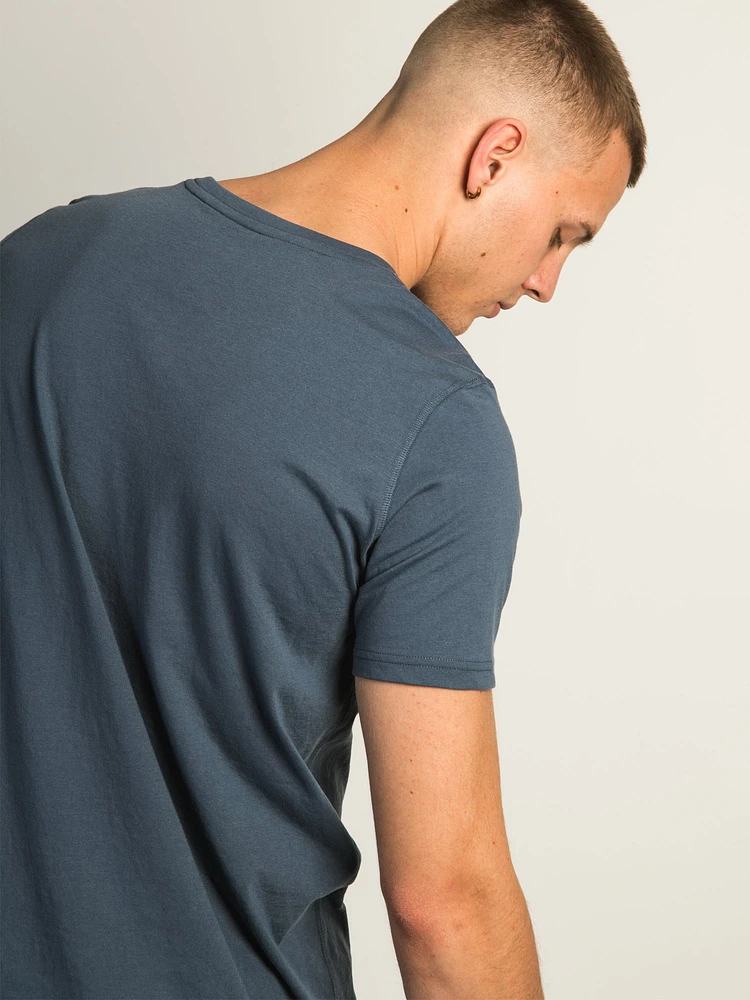 VICTOR CREWNECK TEE - POWDER BLUE