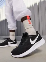 WOMENS NIKE TANJUN SNEAKER - BLACK/WHITE
