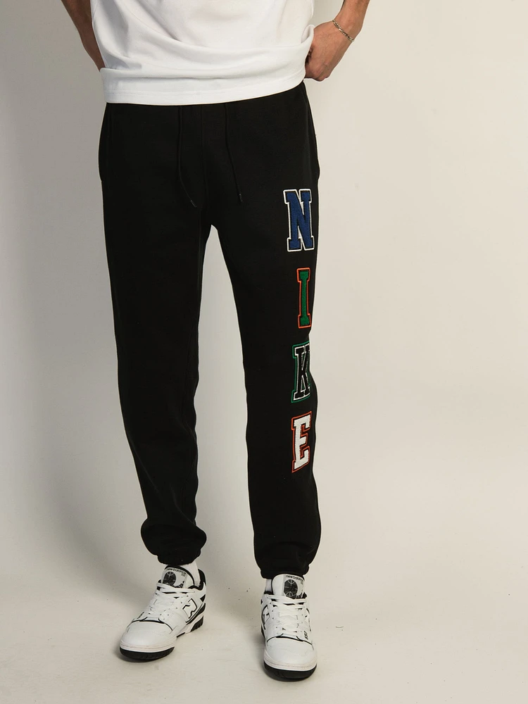 PANTALON POLAIRE NIKE CLUB CHENILLE LETTER