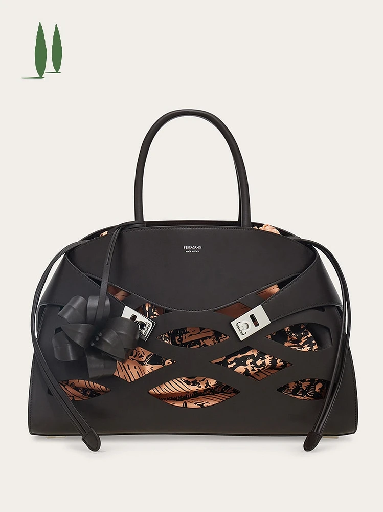 Back to Earth - Hug handbag (L)