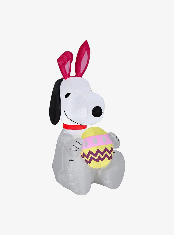 Peanuts Snoopy Holding Egg Airblown
