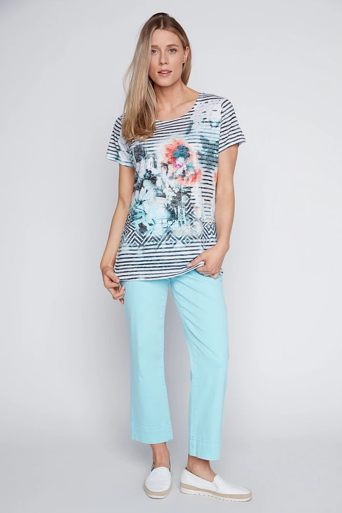 Le t-shirt dévoré à rayures et imprimé fleuri