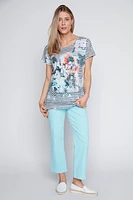 Le t-shirt dévoré à rayures et imprimé fleuri