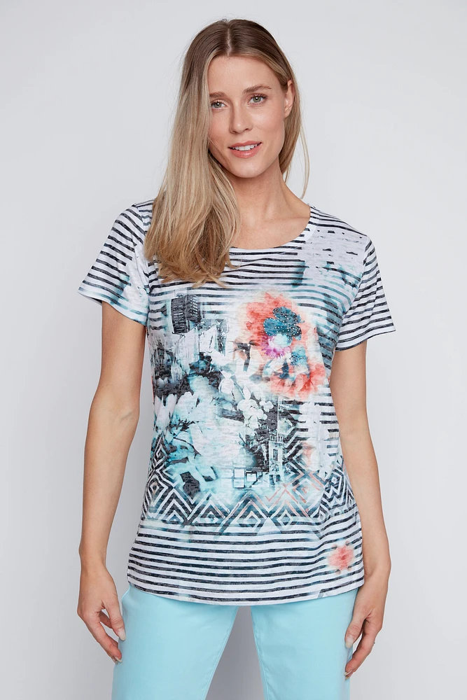 Le t-shirt dévoré à rayures et imprimé fleuri