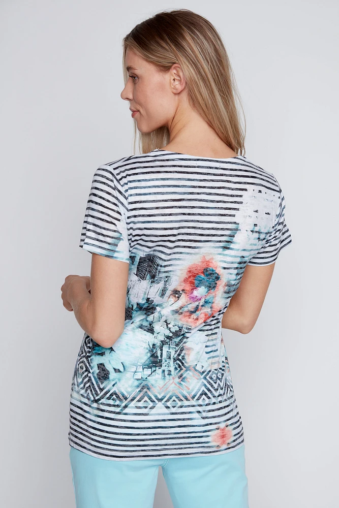 Le t-shirt dévoré à rayures et imprimé fleuri