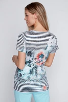 Le t-shirt dévoré à rayures et imprimé fleuri