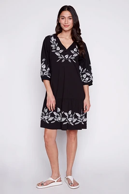 La robe brodée en coton bio