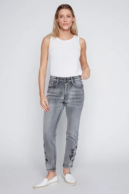 Le jean à ourlet brodé floral