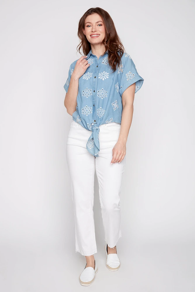 La blouse noué devant avec broderie à œillets