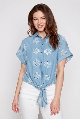 La blouse noué devant avec broderie à œillets