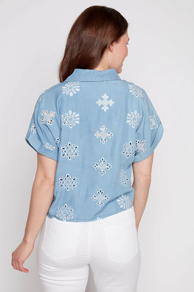 La blouse noué devant avec broderie à œillets