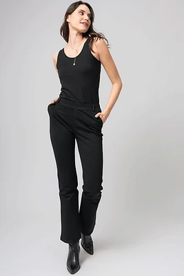 Le pantalon noir évasé