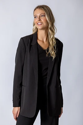 Le blazer noir long à épaulettes