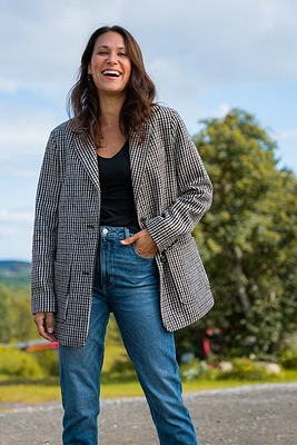 Le manteau long en lainage à carreaux