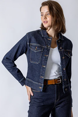 Le manteau en denim bleu foncé