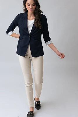 Le jeans étroit coloré sculptant
