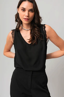 La blouse noire avec dentelle