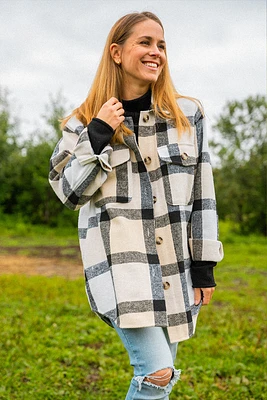 Le manteau léger à carreaux