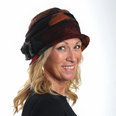 Chapeau de laine bouillie avec fleur