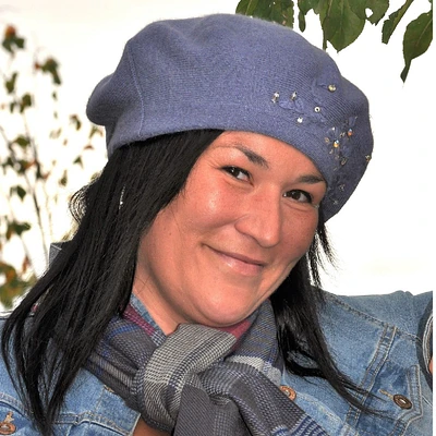 Béret avec fleurs brodées et pierres