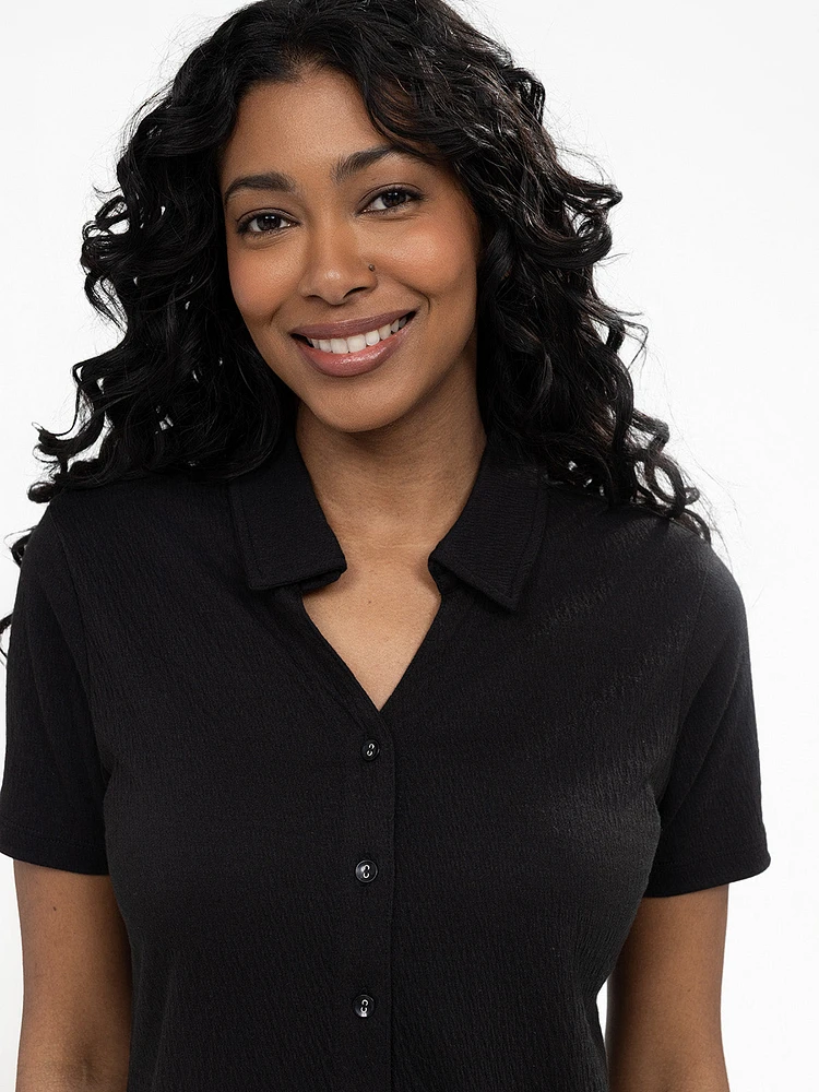 Short-sleeve semi-fitted blouse with buttons