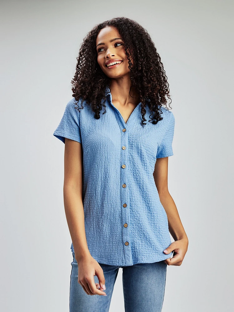 Short-sleeve semi-fitted blouse with buttons