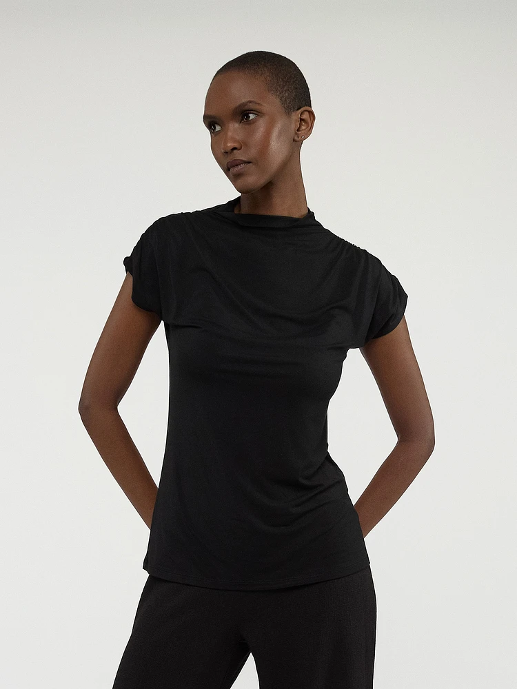 Short-sleeve semi-fitted t-shirt