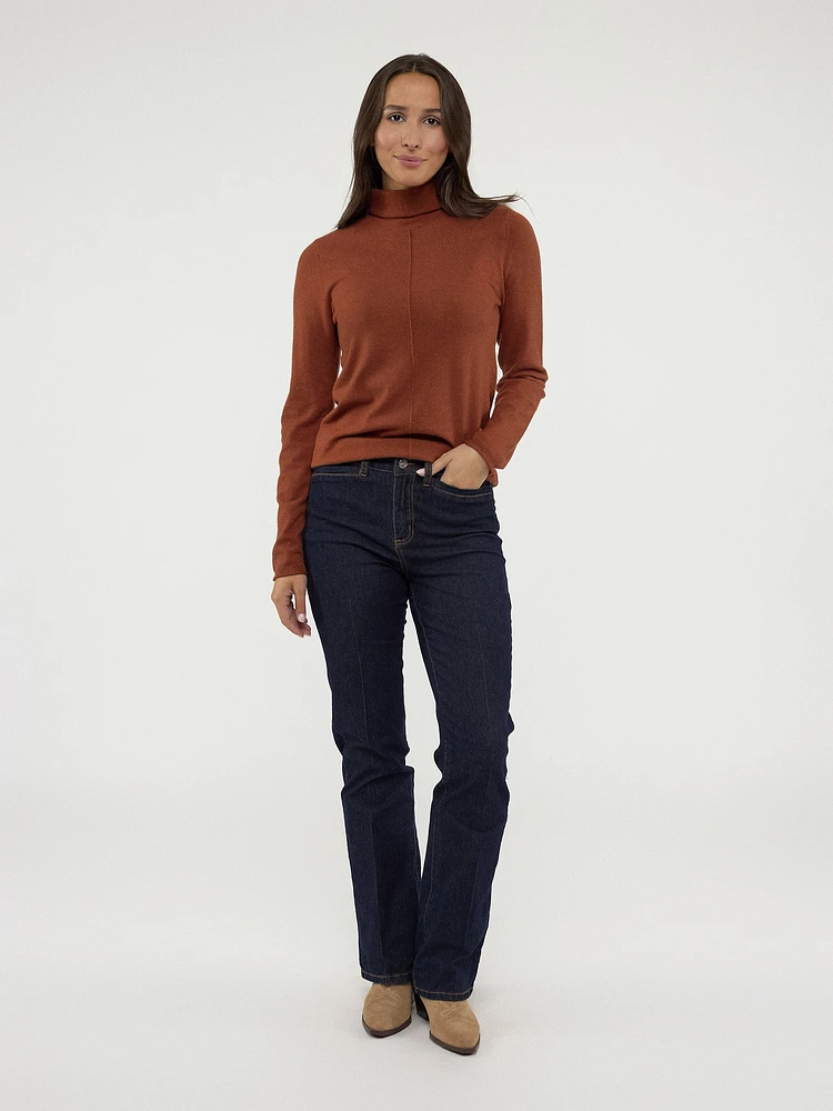 Long-sleeve semi-fitted pullover sweater