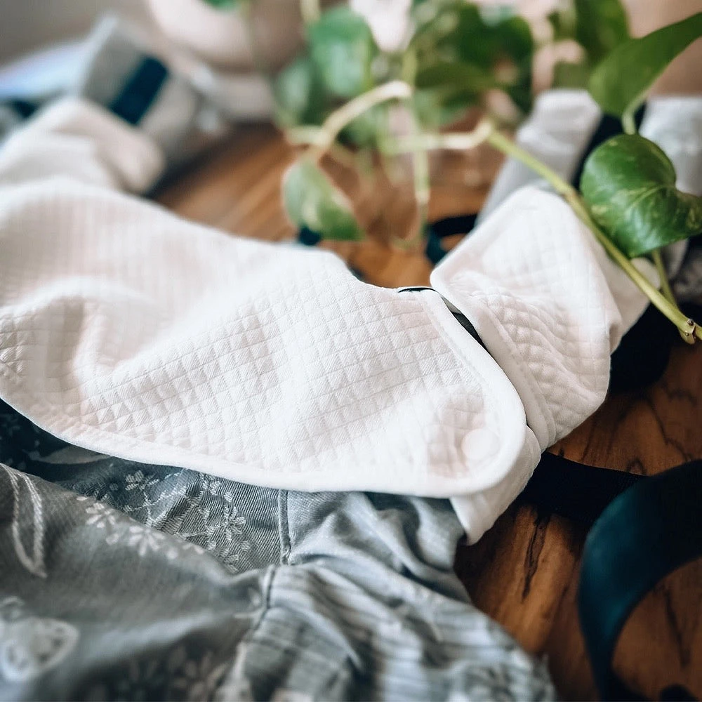 Ensemble bavoir et protège bretelles pour porte-bébé