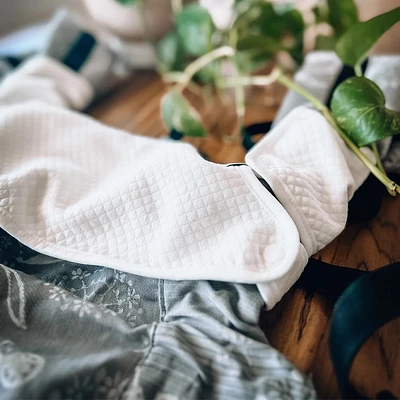 Ensemble bavoir et protège bretelles pour porte-bébé