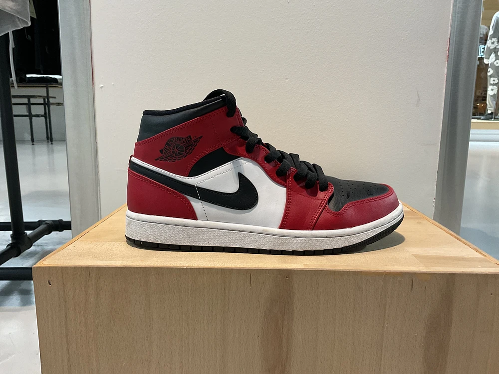 Pre-Owned Air Jordan 1 Mid 'Chicago Black Toe'
