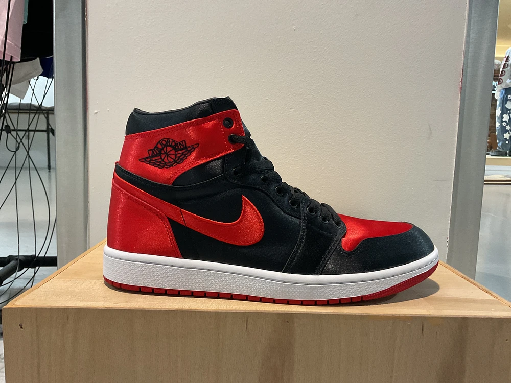 Pre-Owned Wmns Air Jordan 1 Retro High OG 'Satin Bred' 2023