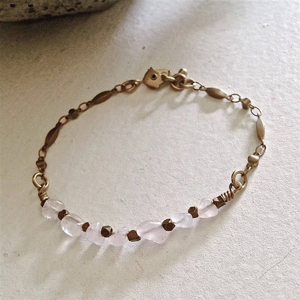 Pulsera de latón adornada con cuarzo rosa Indira