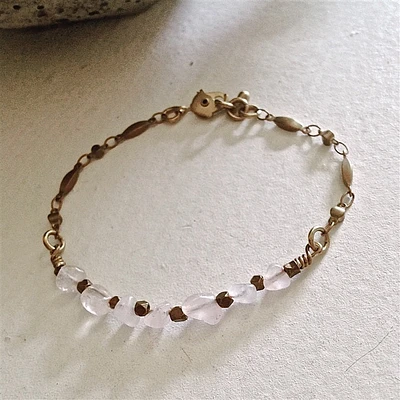Pulsera de latón adornada con cuarzo rosa Indira