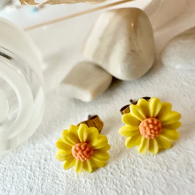 Bellis Porcelain Daisy Stud Earrings