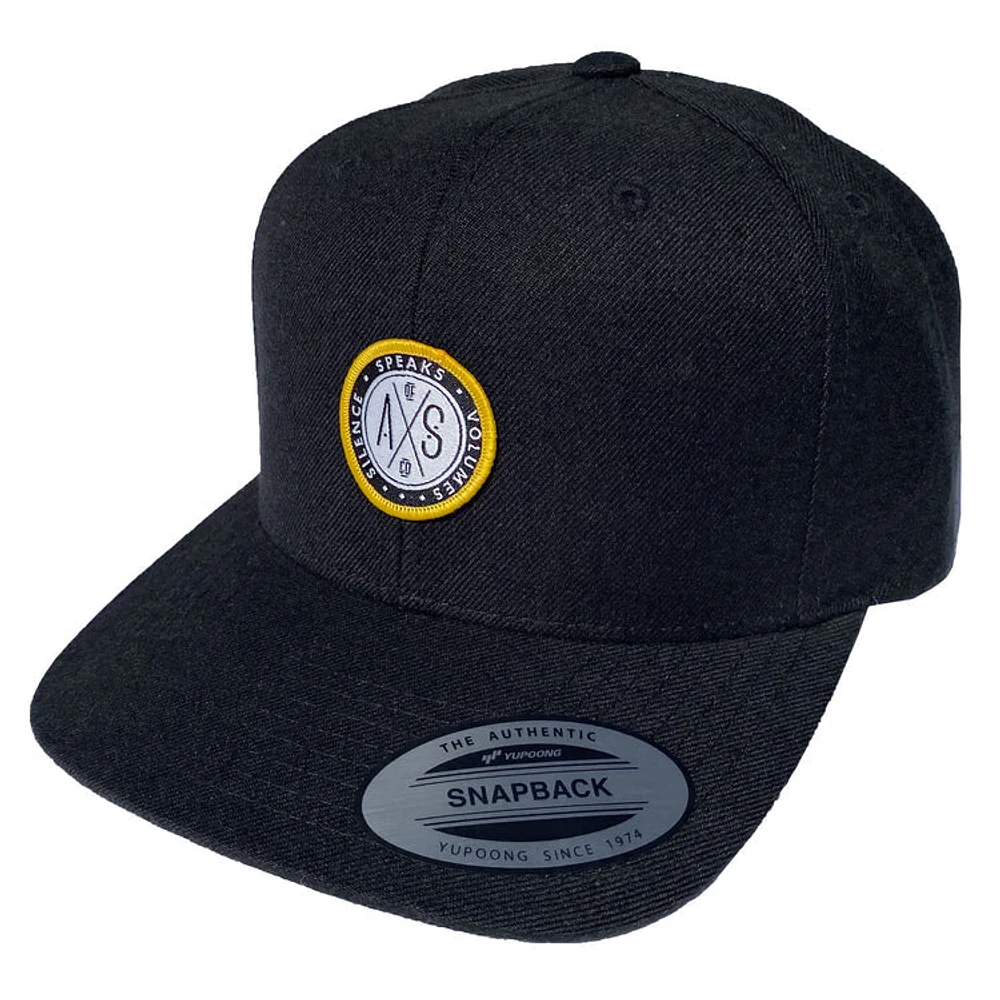 Gorra snapback negra con parche cruzado