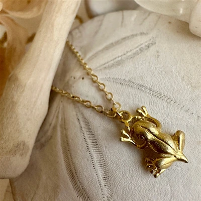 Collar con dije de rana Freg