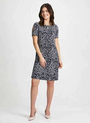 Robe à découpe aux manches