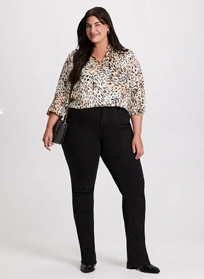 Blouse à motif abstrait et jean à jambe droite