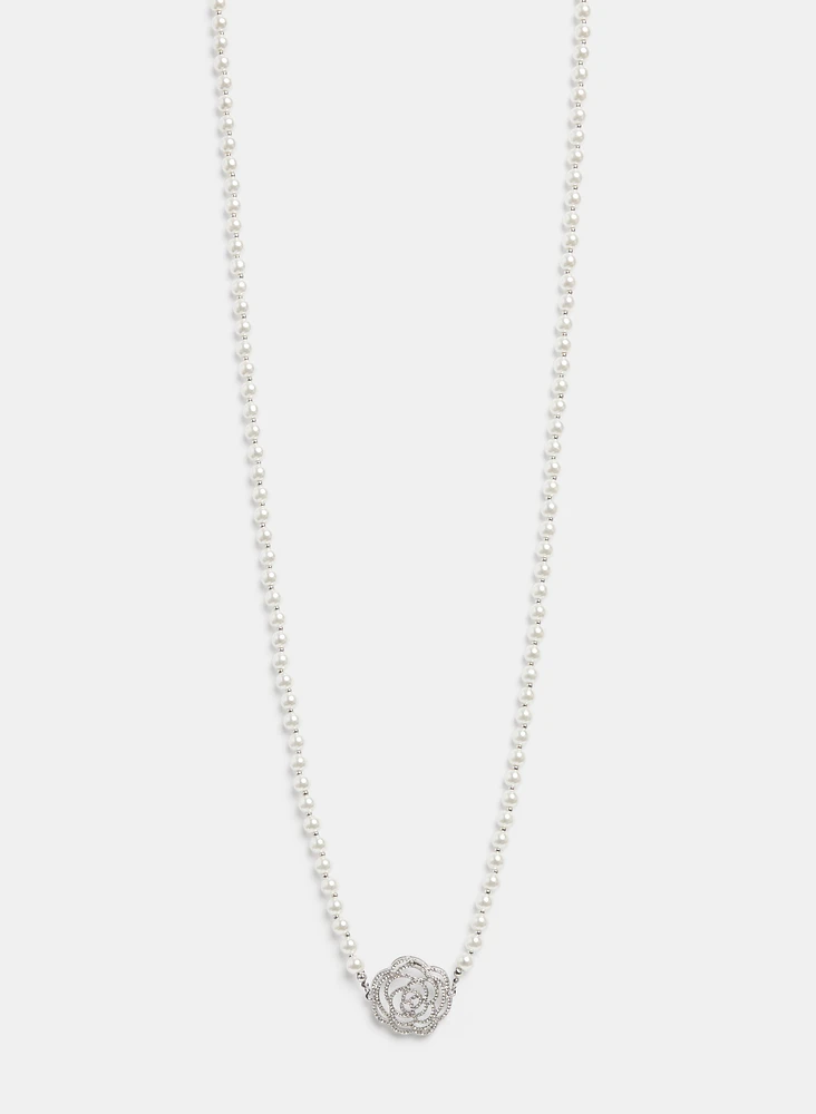 Collier en perles à pendentif floral