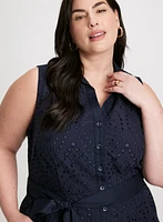 Robe boutonnée sans manches à oeillets