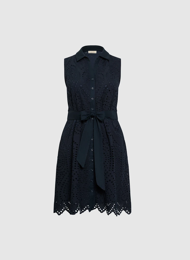 Robe boutonnée sans manches à oeillets