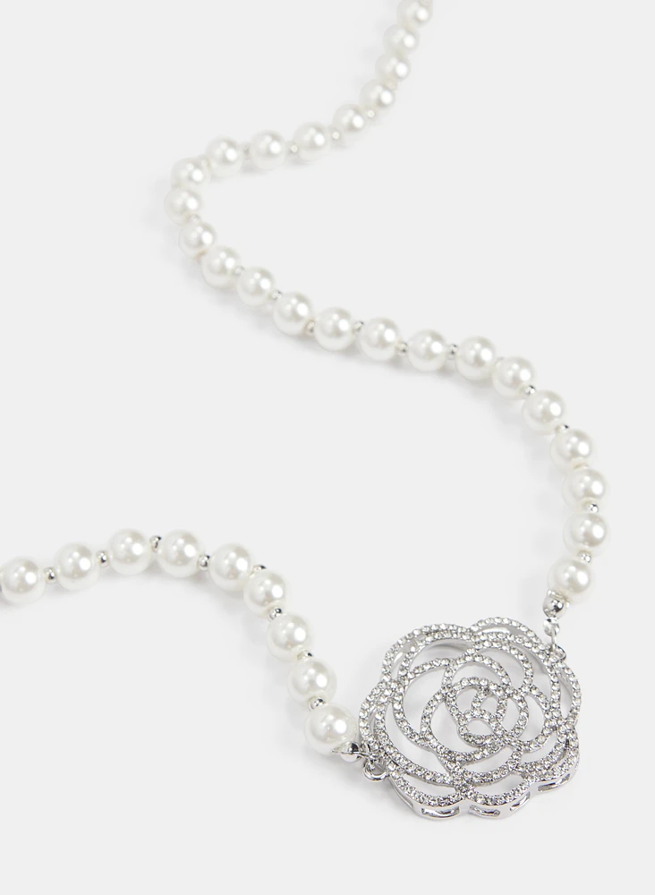 Collier en perles à pendentif floral