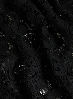 Blouse à manches cape en dentelle