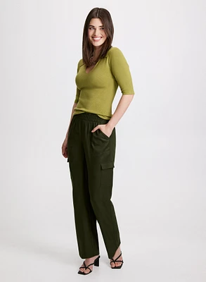 Pull à encolure en V et pantalon cargo à jambe droite