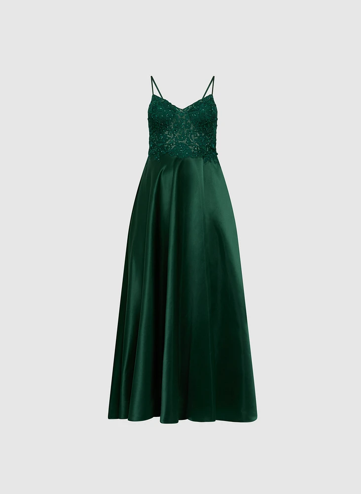 Robe satinée à paillettes et broderies