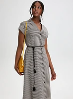 Robe rayée à boutons et ceinture