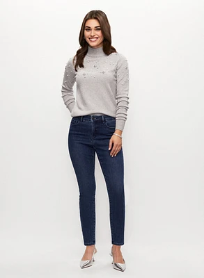 Pull à perles et cristaux et jean étroit
