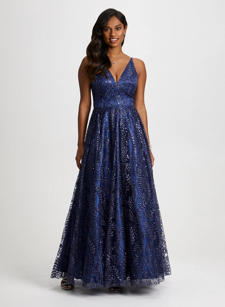 Robe pailletée et bracelet style enchevêtré